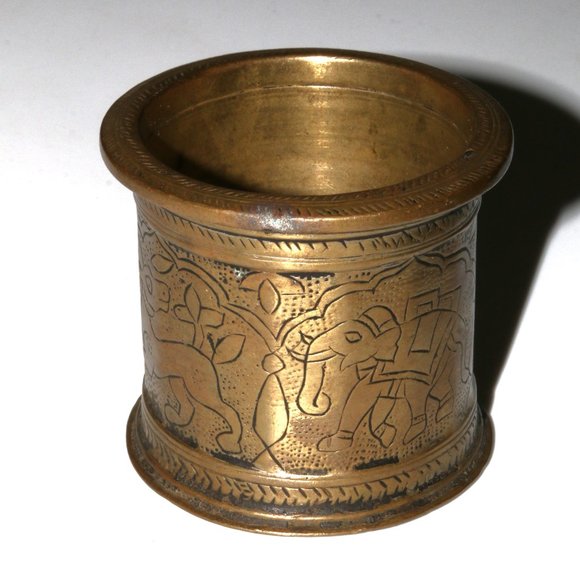 Vintage brass wide heavy candle stand engraved animals peacock elephant - Picture 2 of 8